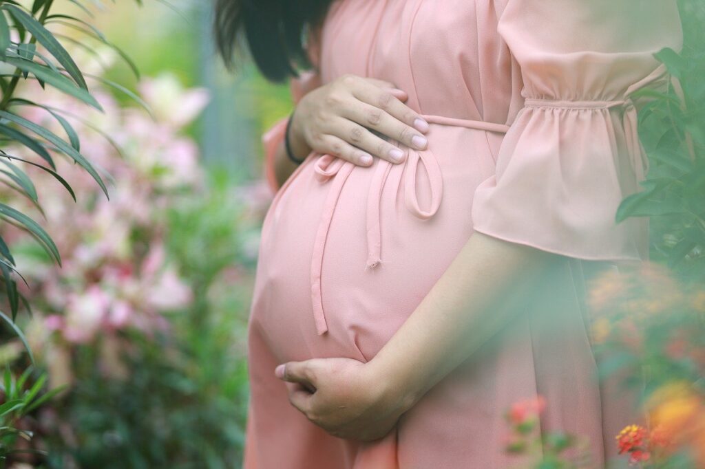 كيفية استخدام زيت جوز الهند بأمان أثناء الحمل يعتبر زيت جوز الهند مرطبًا رائعًا للبشرة، ‏كما يستعمل للشعر وكمرهم للإكزيما  ‏وعلامات التمدد بطن