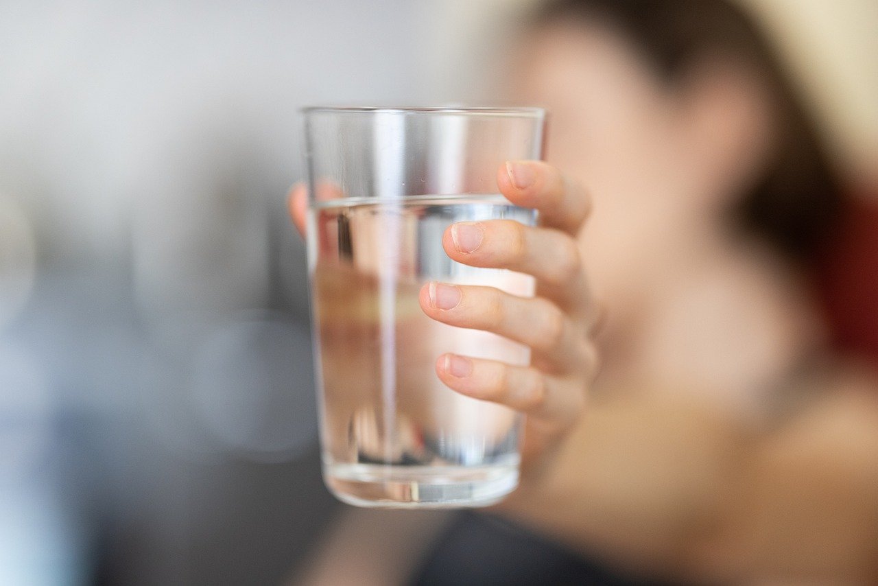 استمري في الشرب للحفاظ على صحة طفلك وراحتك ورطوبتك طوال فترة الحمل ما هي كمية الماء التي يجب أن تشربها المرأة الحامل؟