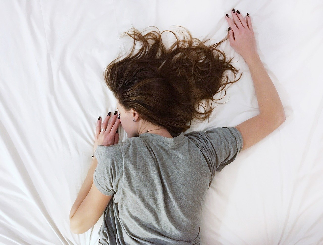 هل النوم على بطنك سيئ؟ ‏النوم على البطن ‏الم و‏التهاب الظهر والرقبة والمفاصل، قلة النوم وعدم الراحة طوال اليوم. النوم البطن الحامل
